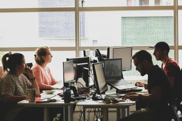 De invloed van financiële problemen op teamdynamiek: wat werkgevers moeten weten