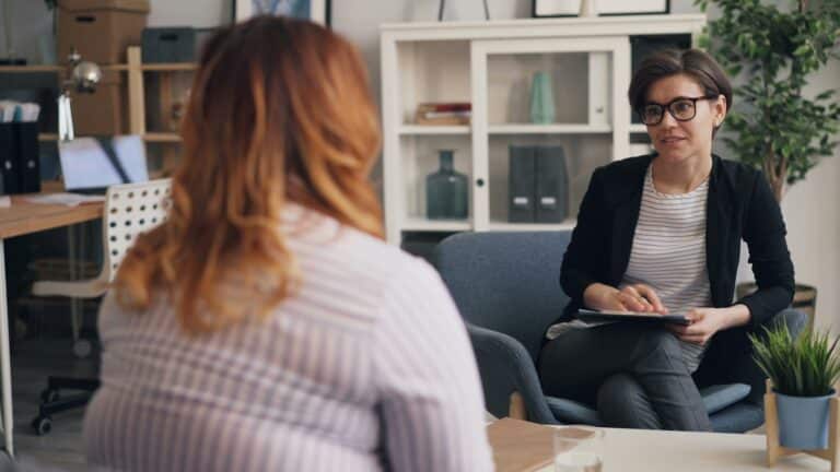 Van schaamte naar steun: hoe maak je geldzorgen bespreekbaar in je organisatie?
