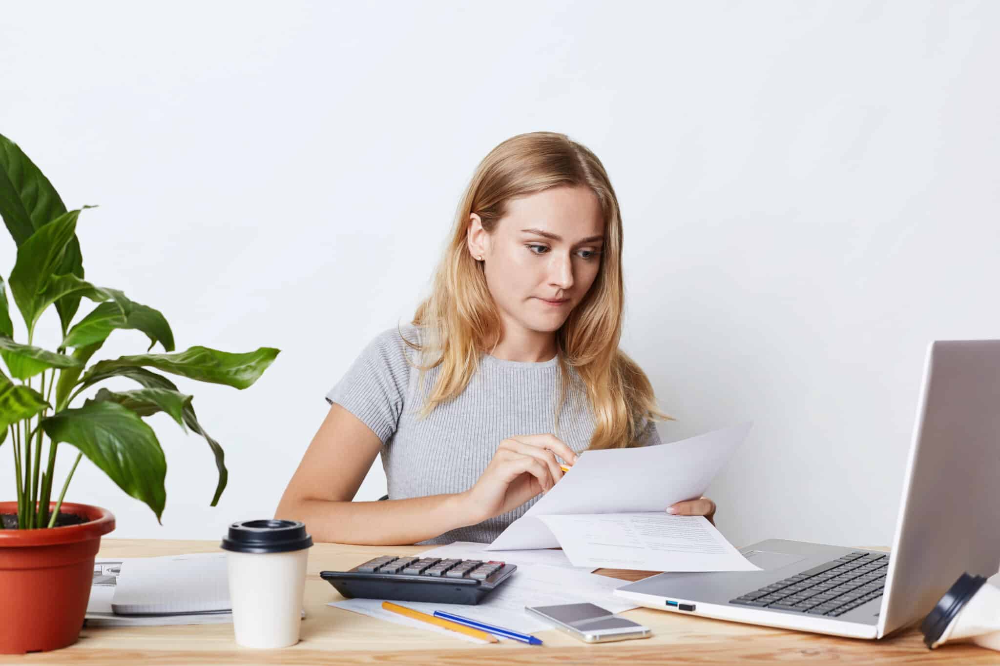 Onderneemster bekijkt haar administratie aan haar bureau