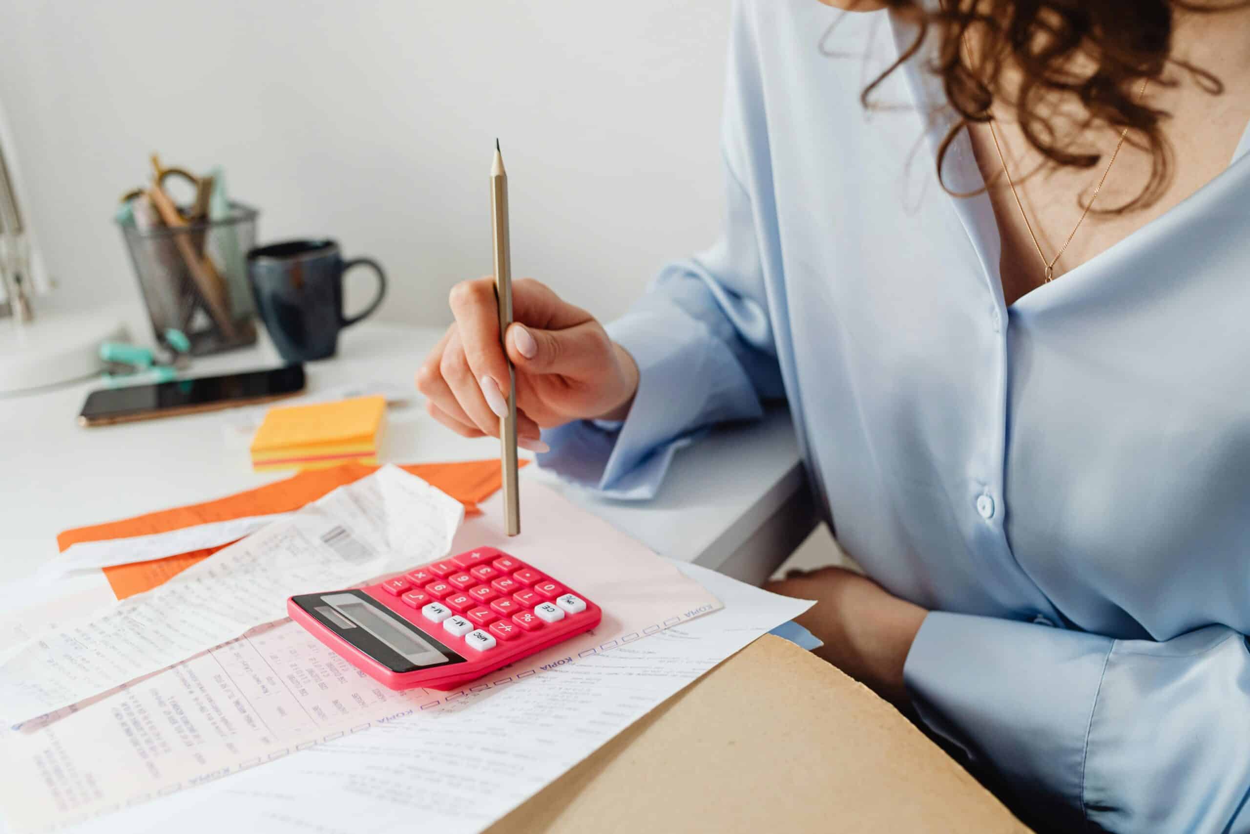 Vrouw maakt budgetoverzicht